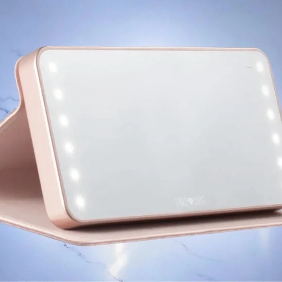 Riki Loves Riki POWERFUL portable LED-lighted vanity mirror power bank. - Picture 6 of 9